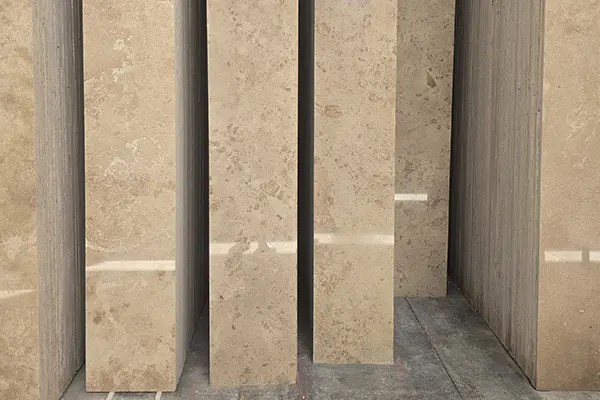 قیمت سنگ تراورتن کرم روشن و یک تصویر در این باره