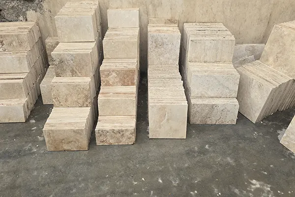 نمونه هایی از سنگ تراورتن کف حیاط