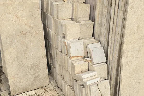 دسته هایی از سنگ تراورتن کف پارکینگ